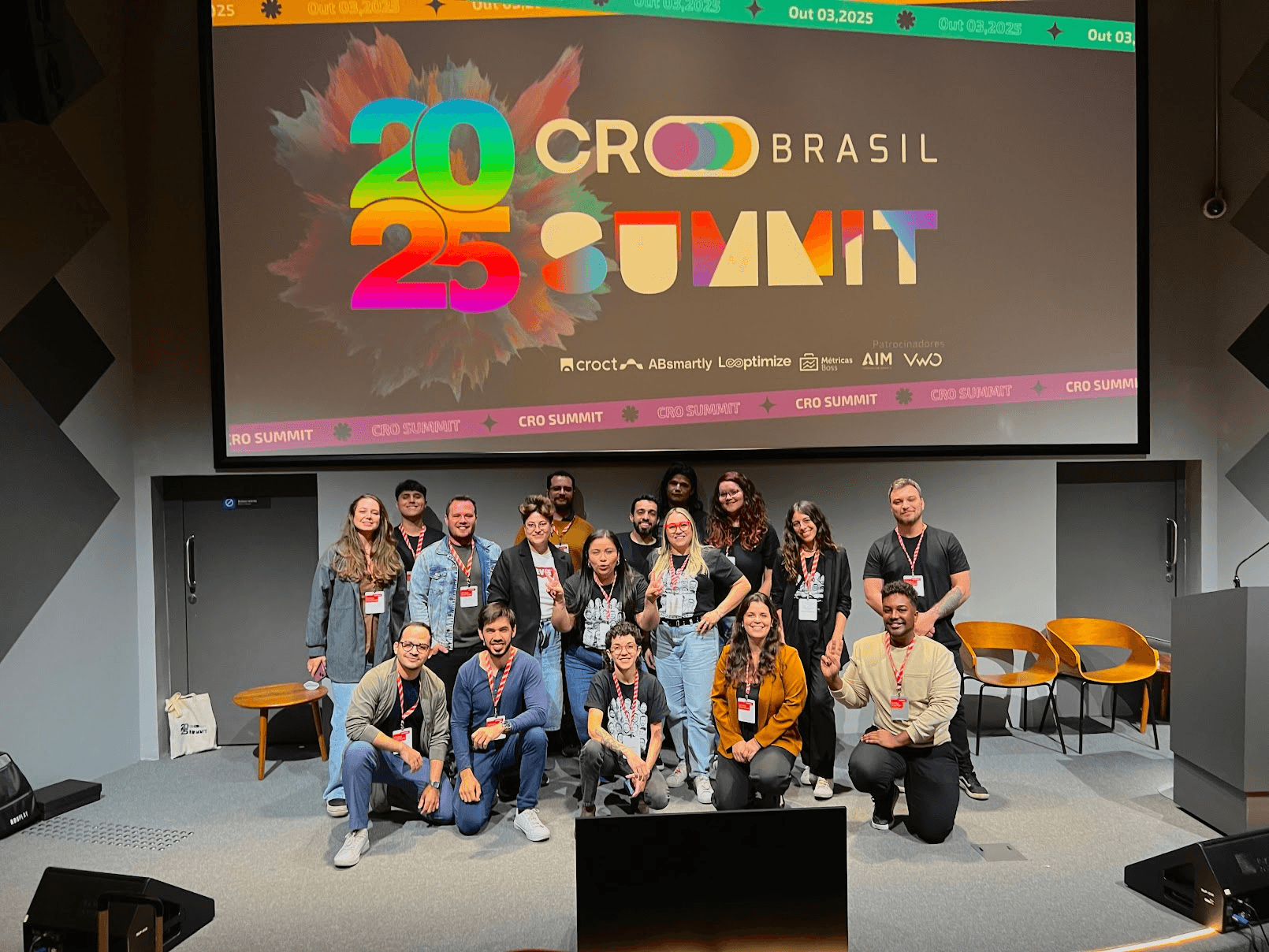 Embaixadores e voluntários da CRO Brasil no palco do CRO Brasil Summit 2025. Foto: CRO Brasil.