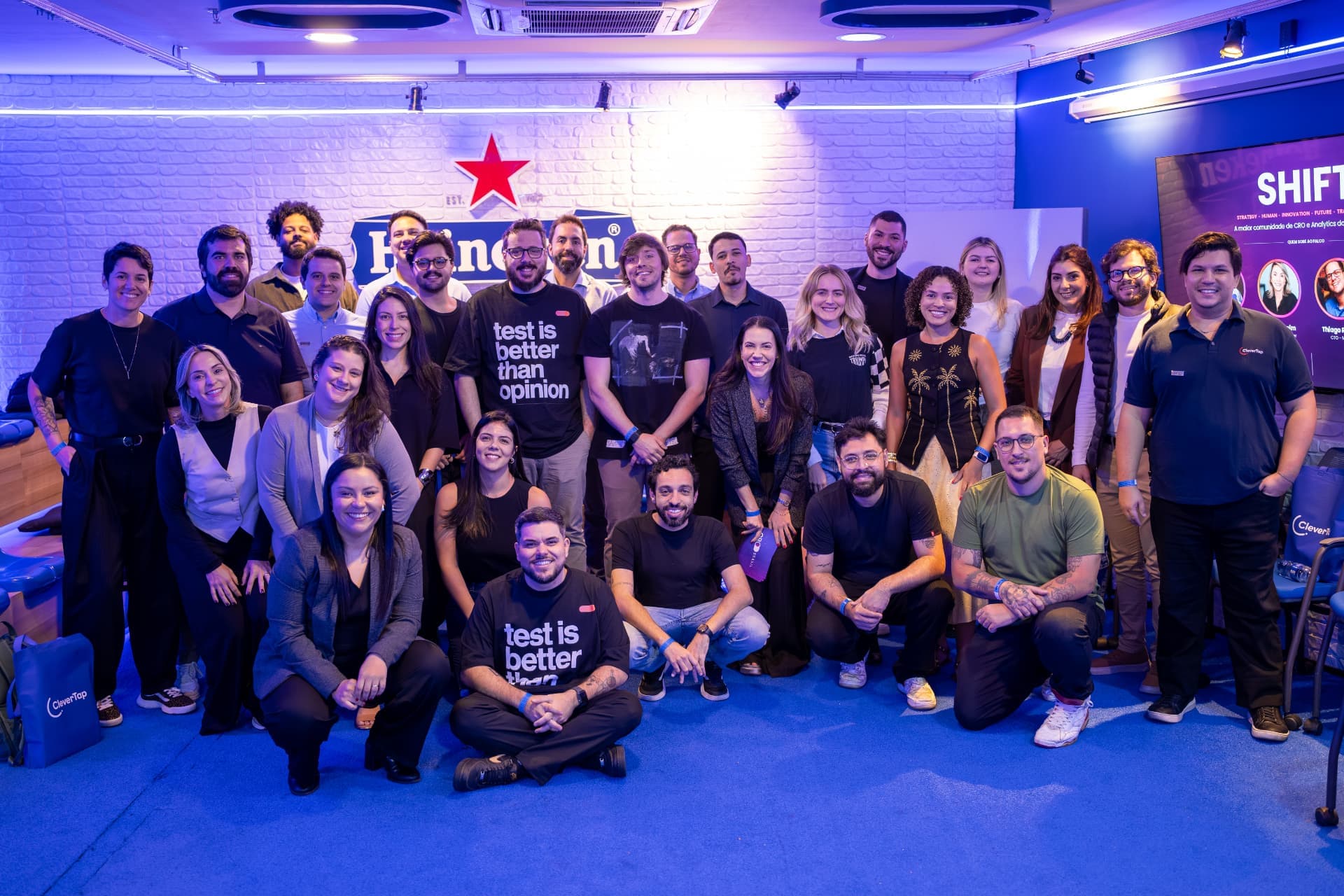 Grupo de participantes do SHIFT, encontro presencial da CRO Brasil
